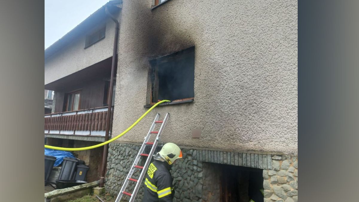 Tragické následky požáru v Beskydech. Hasiči v domě našli mrtvou osobu